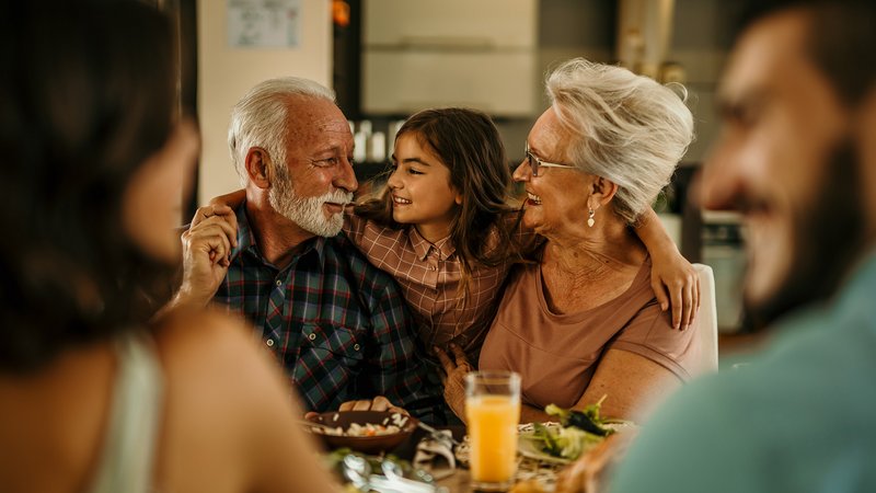 Großeltern Familie sitzt beisammen