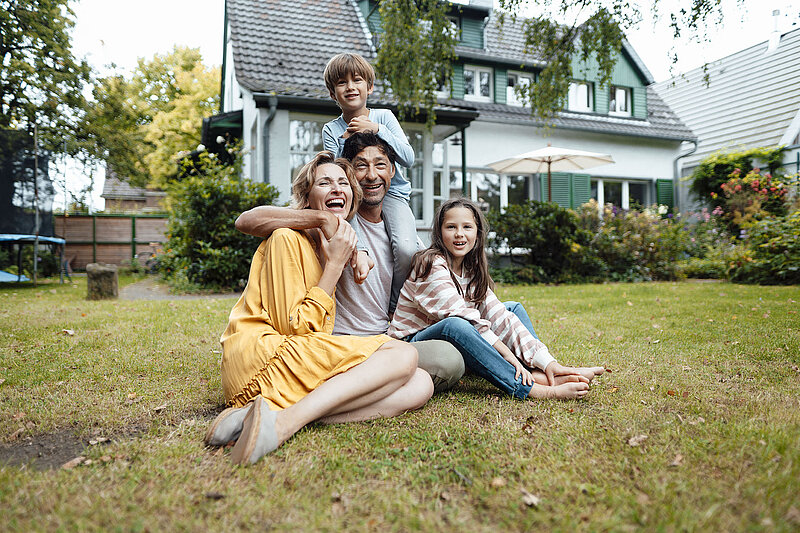 Glückliche Familie vor ihrem Haus | EINSTEINHAUS