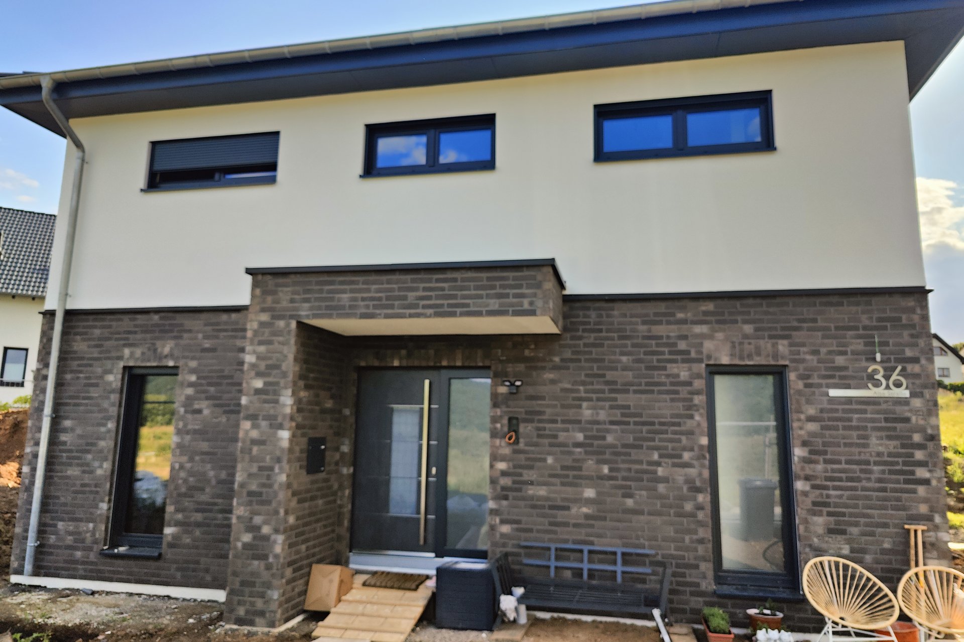 Frontansicht Einfamilienhaus mit Fassadenverkleidung