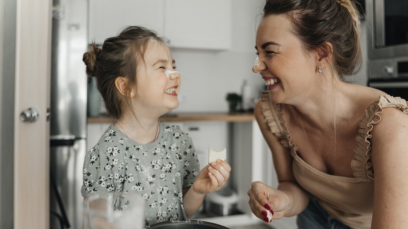 Mutter mit Tochter backen zusammen