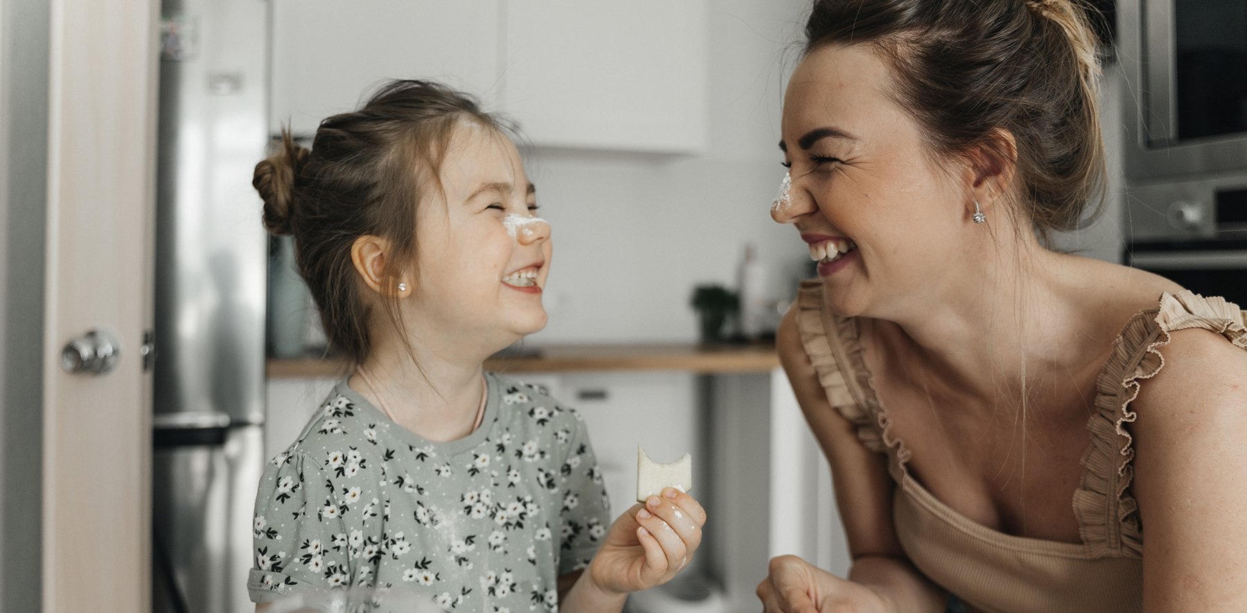 Mutter und Tochter am Backen in der Küche