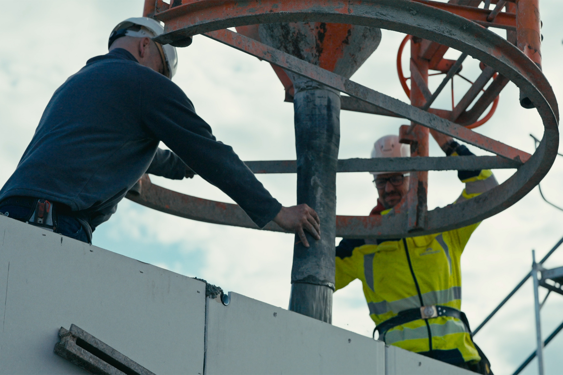 Zwei Mitarbeiter von EINSTEINHAUS beim Hausaufbau