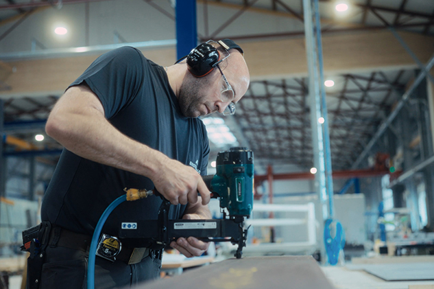 Mitarbeiter von EINSTEINHAUS bei der Haus-Produktion