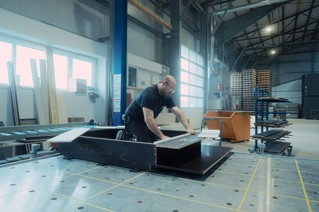 Mitarbeiter von EINSTEINHAUS bei der Haus-Produktion